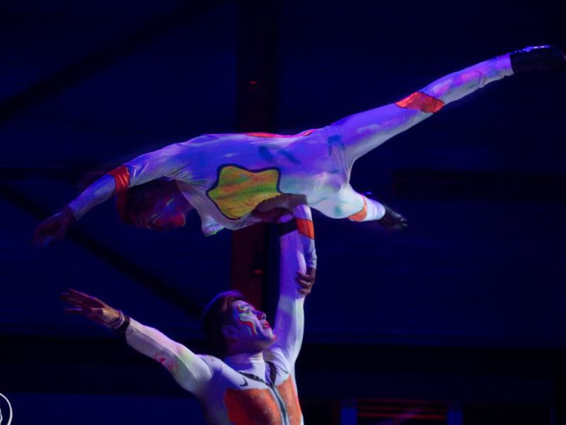 Show de Acrobacias "Fiesta Neón"