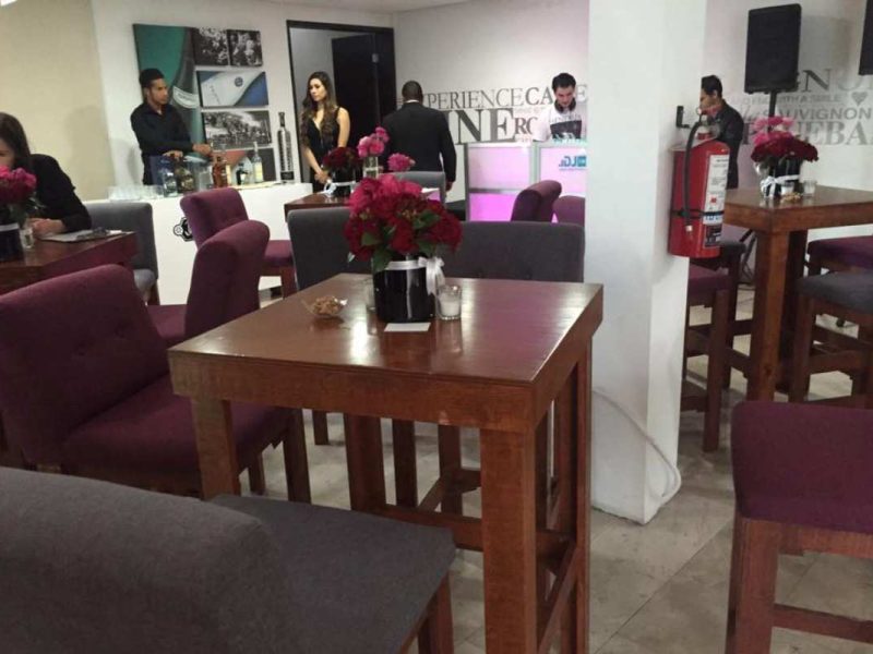 Renta de Mesa Cuadrada de Madera