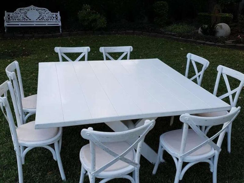 Renta de Mesa Cuadrada de Madera Color Blanco para Eventos