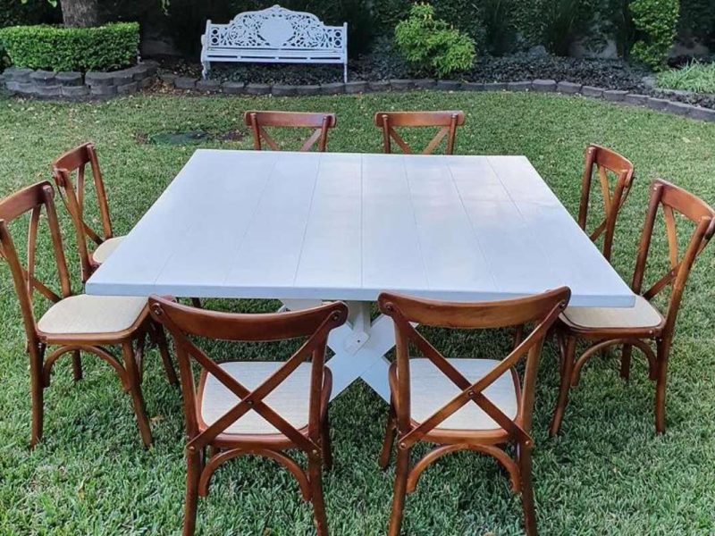 Renta de Mesa Cuadrada de Madera Color Blanco para Eventos