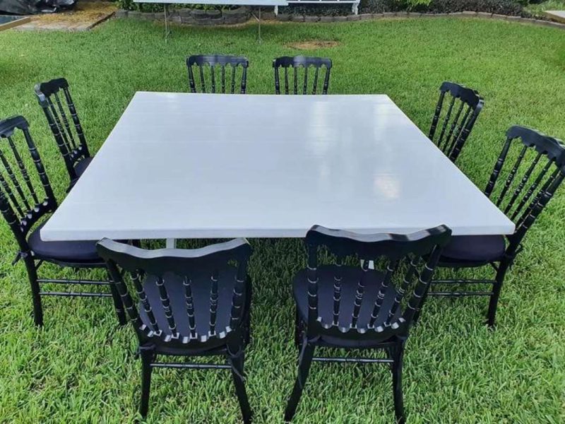 Renta de Mesa Cuadrada de Madera Color Blanco para Eventos
