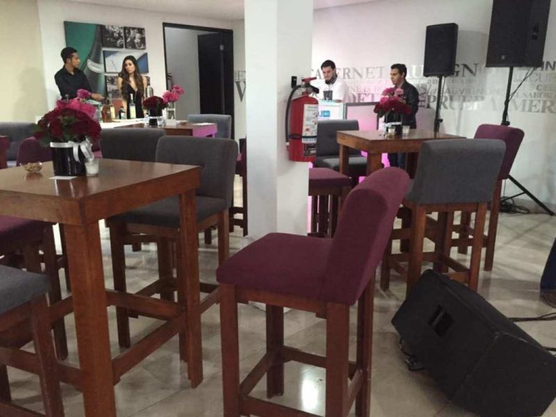 Renta de Mesa Cuadrada de Madera