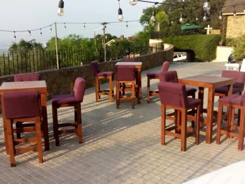 Renta de Mesa Cuadrada de Madera