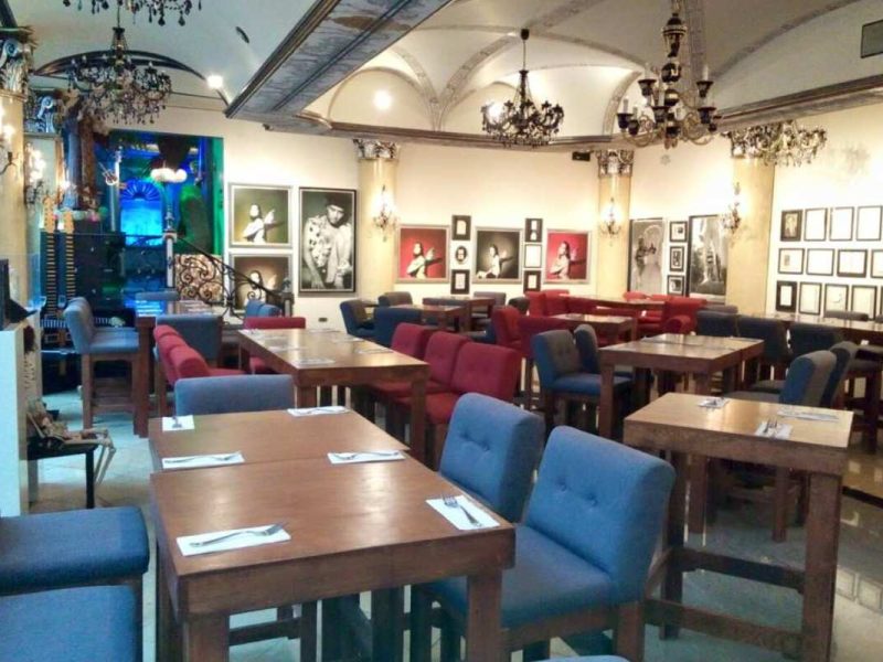 Renta de Mesa Cuadrada de Madera