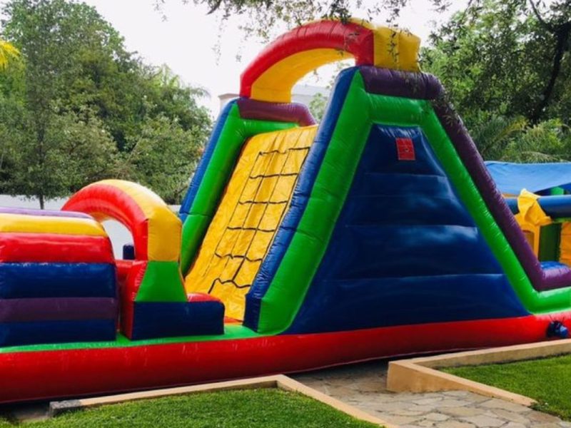 Renta de Inflable Obstáculos con Casita Techado