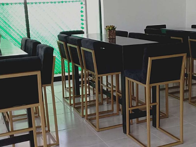 Renta de Mesa Rectangular Tipo Bar de Madera Color Negro