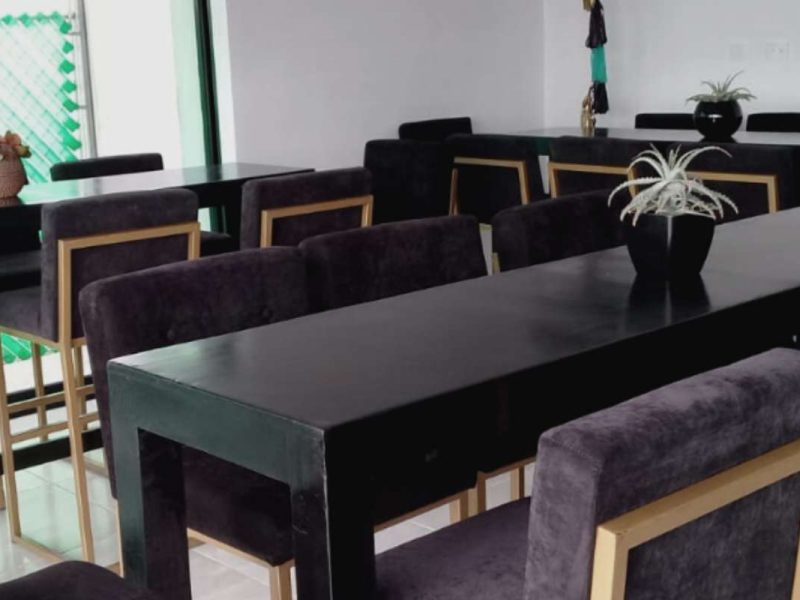 Renta de Mesa Rectangular Tipo Bar de Madera Color Negro