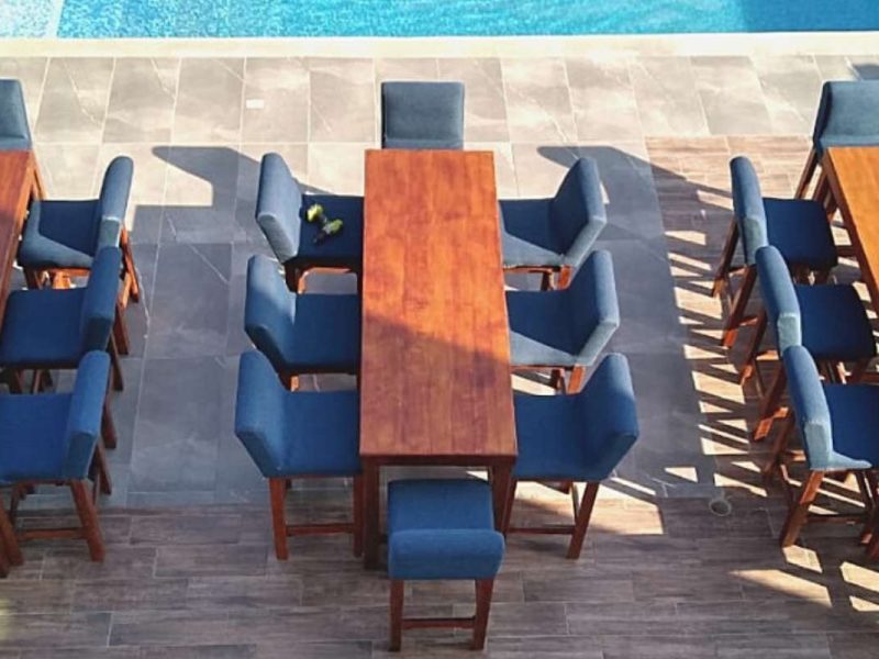 Renta de Mesa Rectangular Tipo Bar de Madera