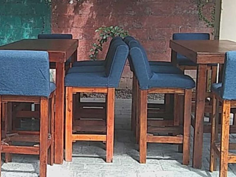 Renta de Mesa Rectangular Tipo Bar de Madera