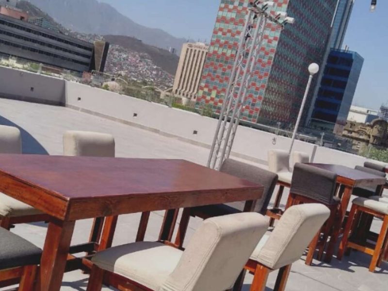 Renta de Mesa Rectangular Tipo Bar de Madera