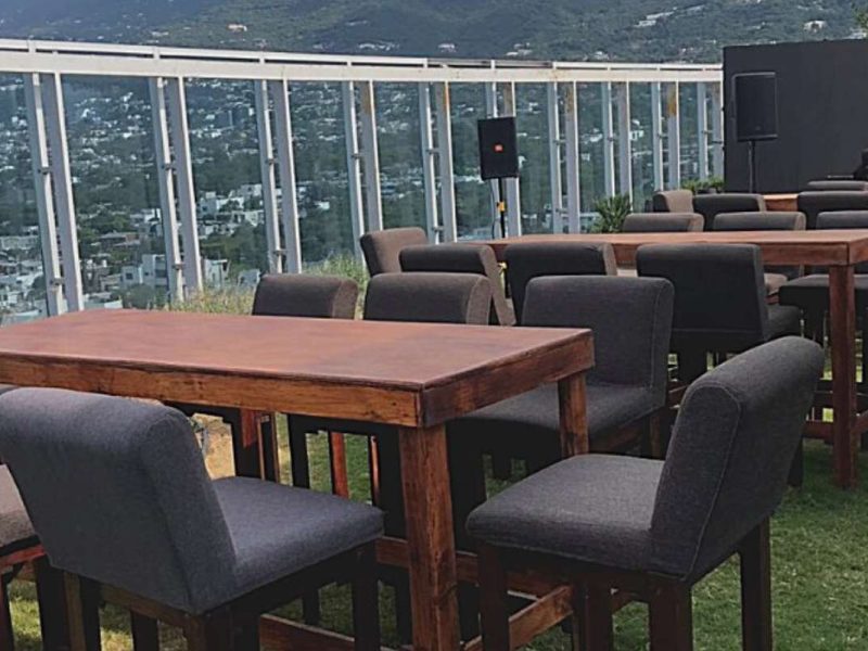 Renta de Mesa Rectangular Tipo Bar de Madera