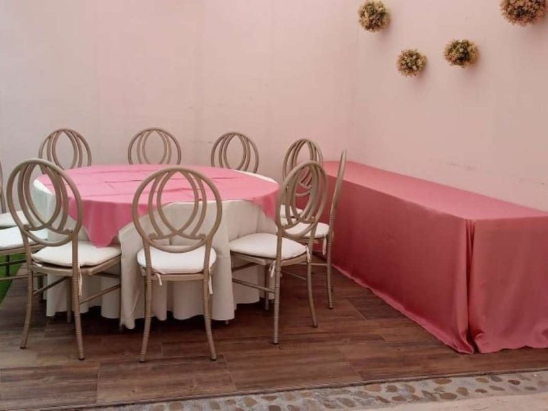 Renta de Paquete de Mesa con 10 Sillas Phoenix y Mantel