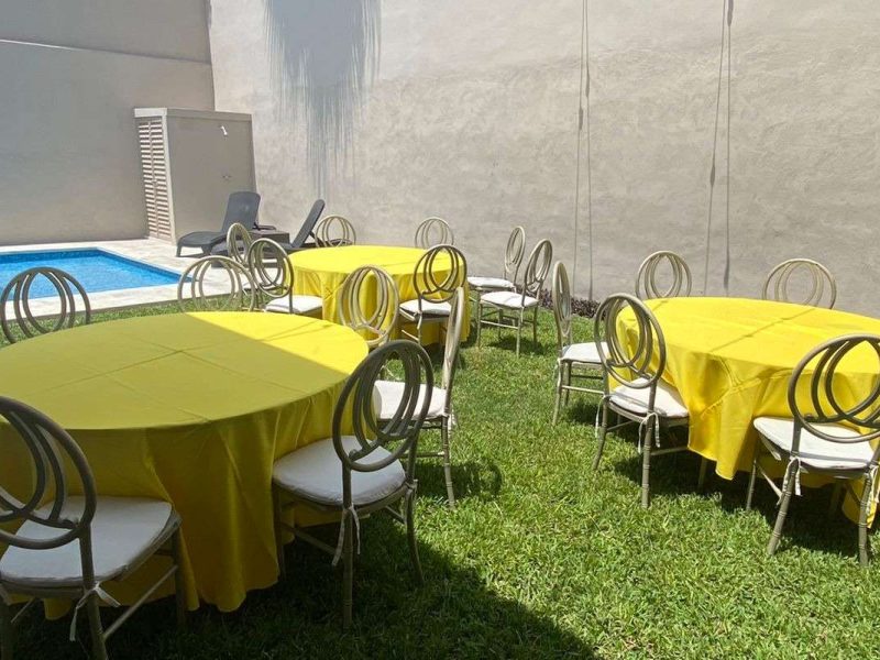 Renta de Paquete de Mesa con 10 Sillas Phoenix y Mantel