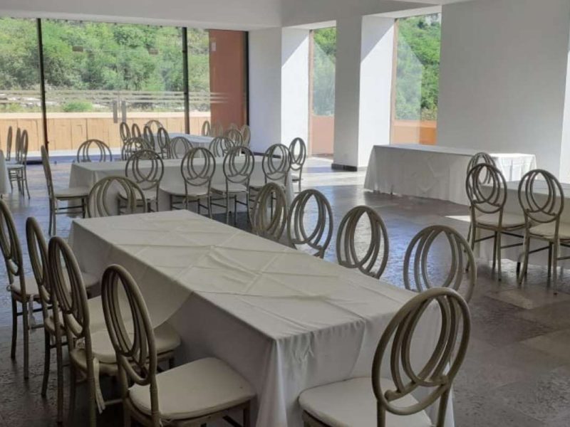 Renta de Paquete de Mesa con 10 Sillas Phoenix y Mantel