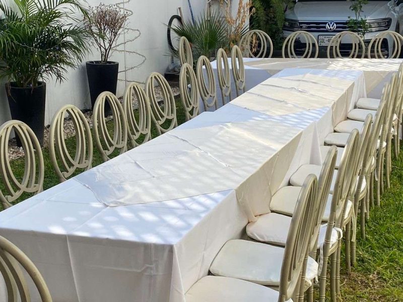 Renta de Paquete de Mesa con 10 Sillas Phoenix y Mantel