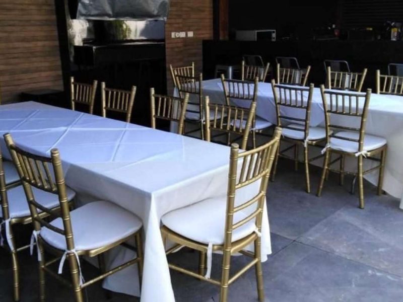 Renta de Paquete de Mesa Rectangular con 10 Sillas Tiffany y Mantel