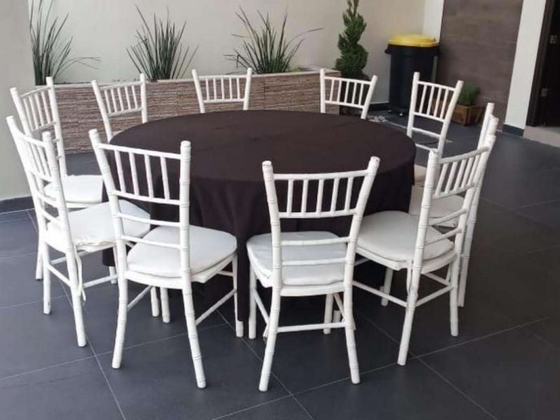 Renta de Paquete de Mesa Redonda con 10 Sillas Tiffany y Mantel