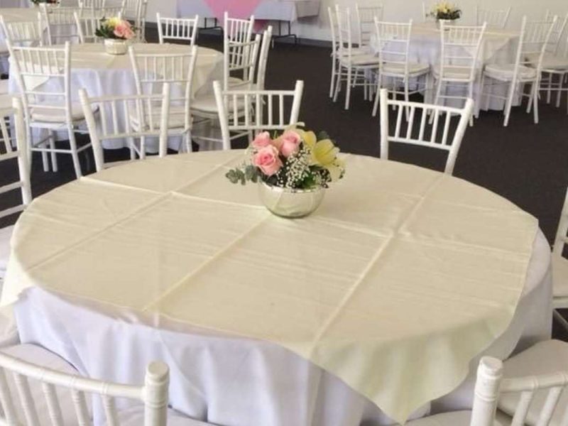 Renta de Paquete de Mesa Redonda con 10 Sillas Tiffany y Mantel