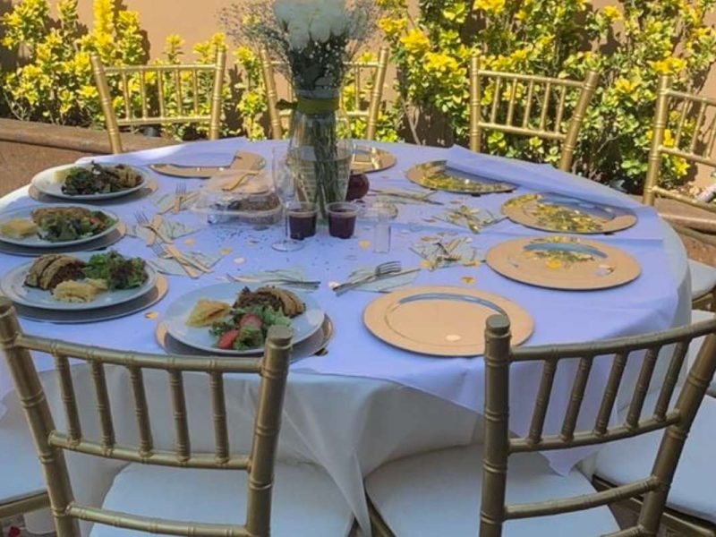 Renta de Paquete de Mesa Redonda con 10 Sillas Tiffany y Mantel