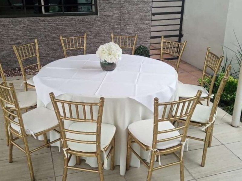 Renta de Paquete de Mesa Redonda con 10 Sillas Tiffany y Mantel