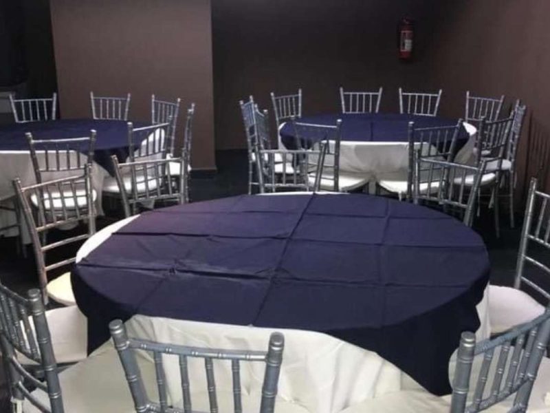 Renta de Paquete de Mesa Redonda con 10 Sillas Tiffany y Mantel