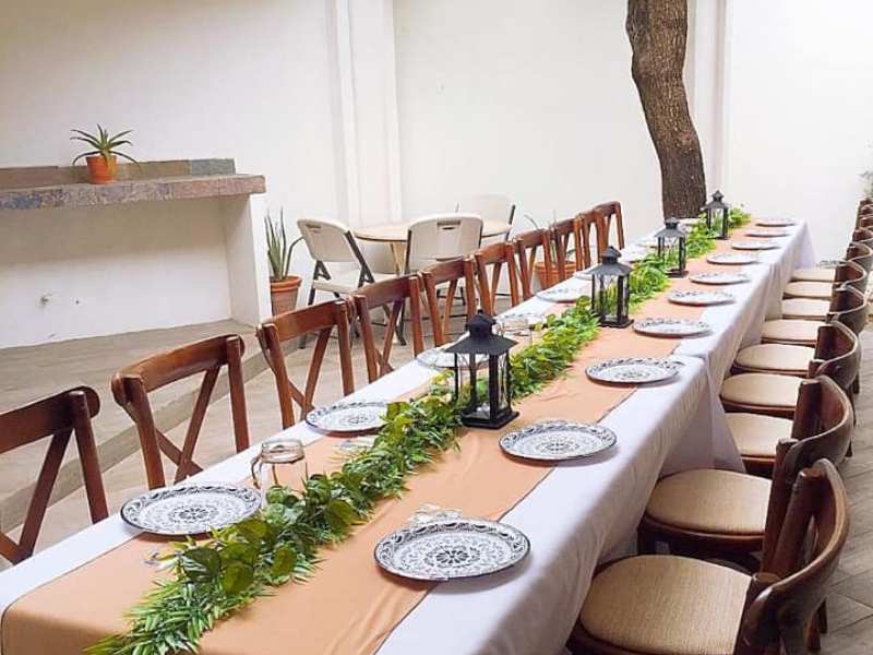 Mesa Rectangular de Madera con Mantel y Camino de Mesa