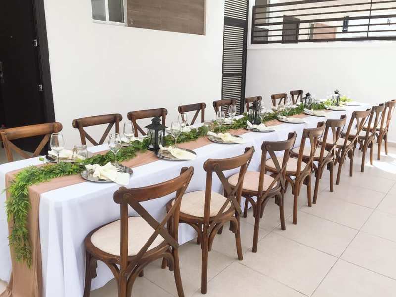 Mesa Rectangular de Madera con Mantel y Camino de Mesa