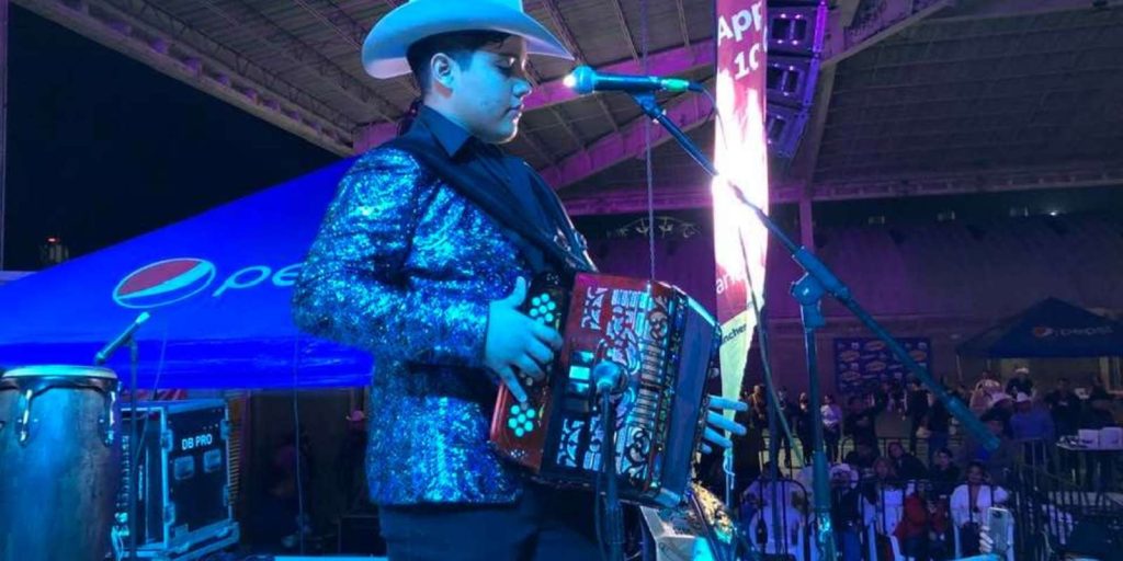 Isaias Lucero Cantante