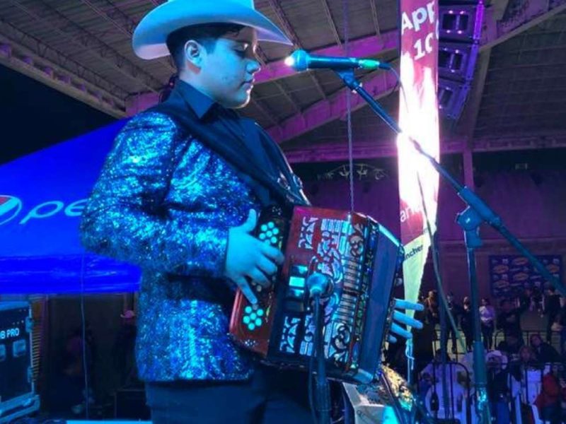 Isaias Lucero Cantante