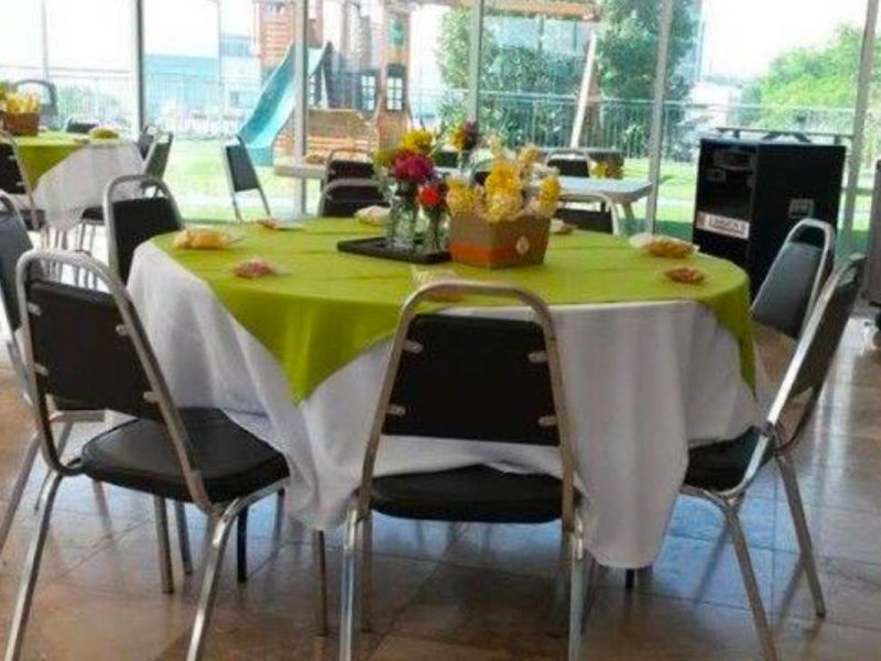 Paquete De Mesa Con 10 Sillas Negras Acojinadas Y Mantel En Renta
