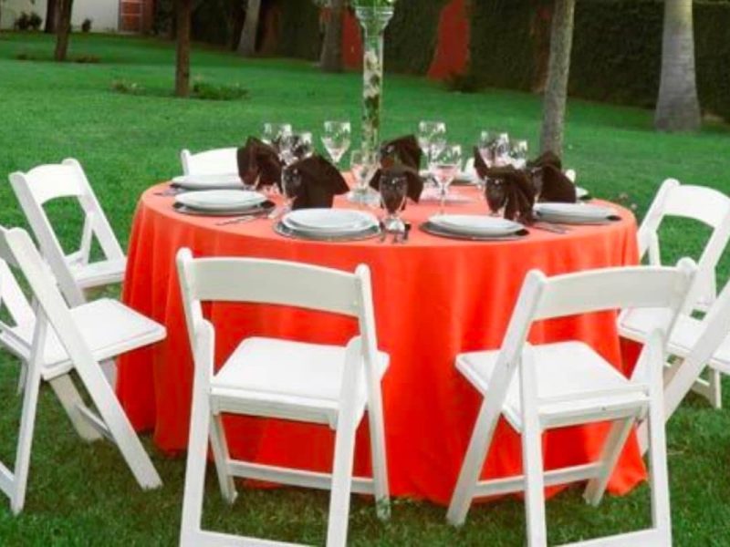 Paquete De Mesa Con 10 Sillas Avant Garden Blancas Y Mantel En Renta