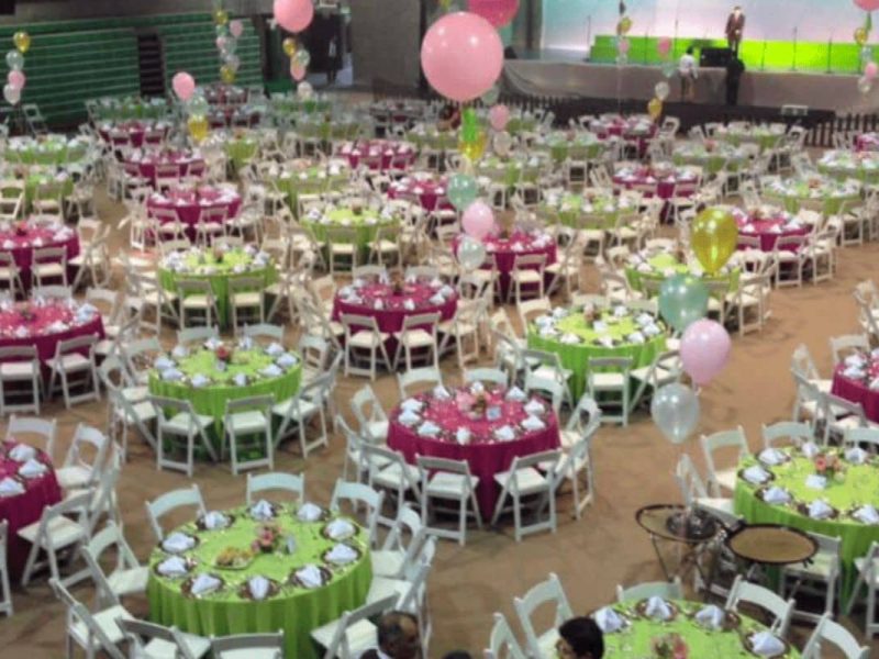 Paquete De Mesa Con 10 Sillas Avant Garden Blancas Y Mantel En Renta
