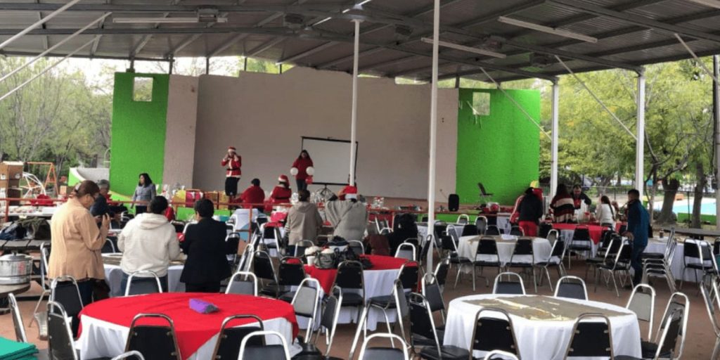 Paquete De Mesa Con 10 Sillas Negras Acojinadas Y Mantel En Renta