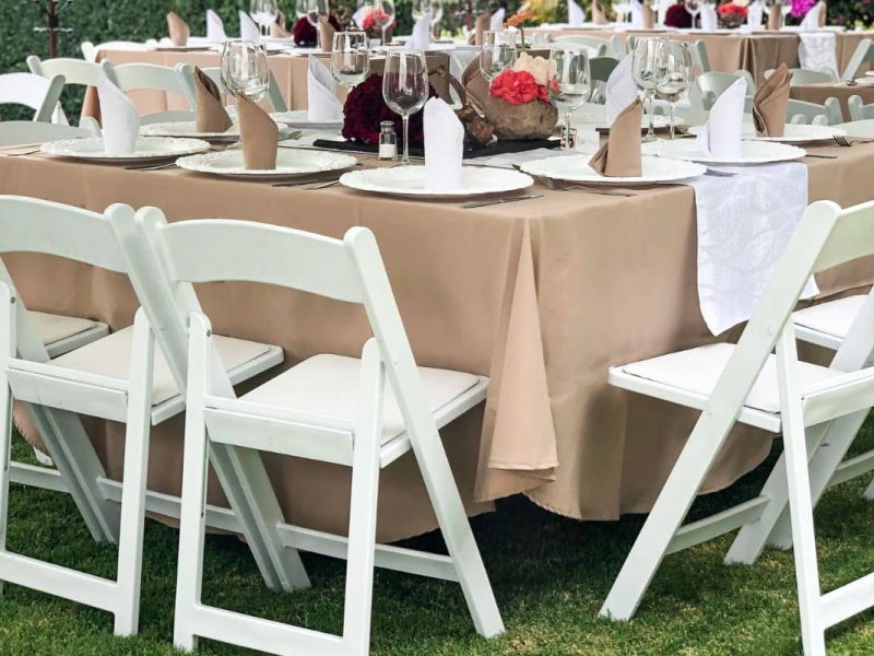 Paquete De Mesa Con 10 Sillas Avant Garden Blancas Y Mantel En Renta