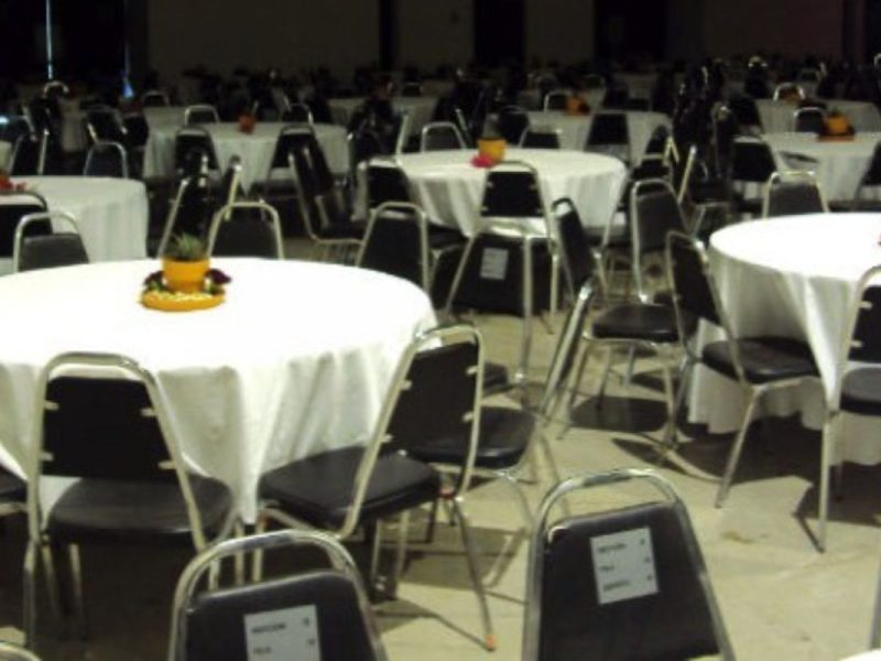 Paquete De Mesa Con 10 Sillas Negras Acojinadas Y Mantel En Renta