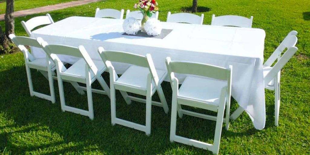 Paquete De Mesa Con 10 Sillas Avant Garden Blancas Y Mantel En Renta