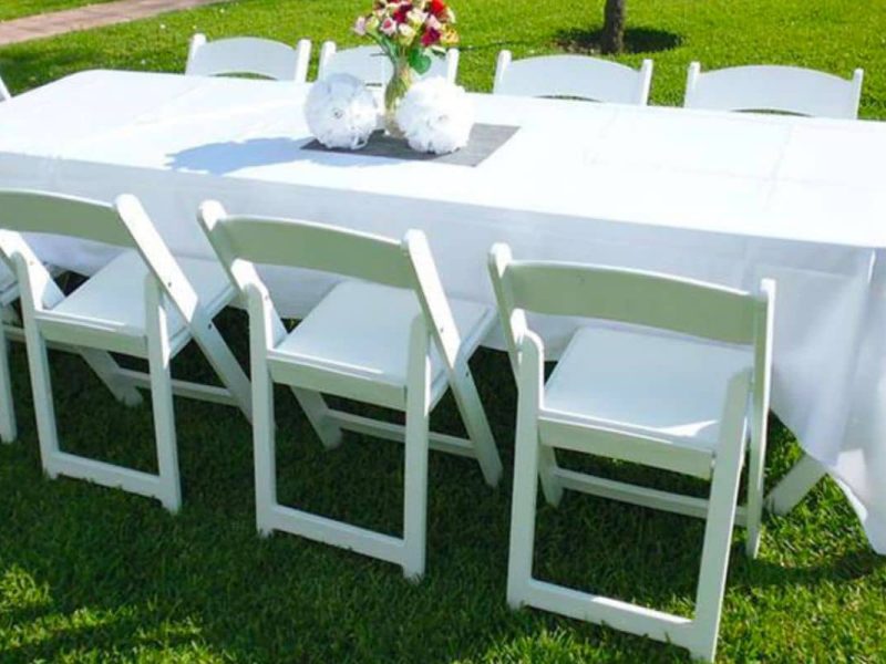 Paquete De Mesa Con 10 Sillas Avant Garden Blancas Y Mantel En Renta