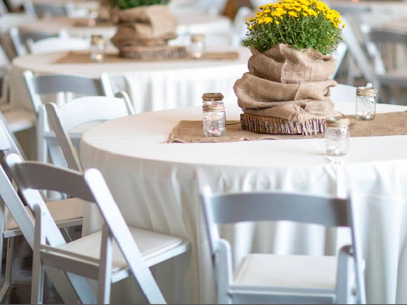 Paquete De Mesa Con 10 Sillas Avant Garden Blancas Y Mantel En Renta