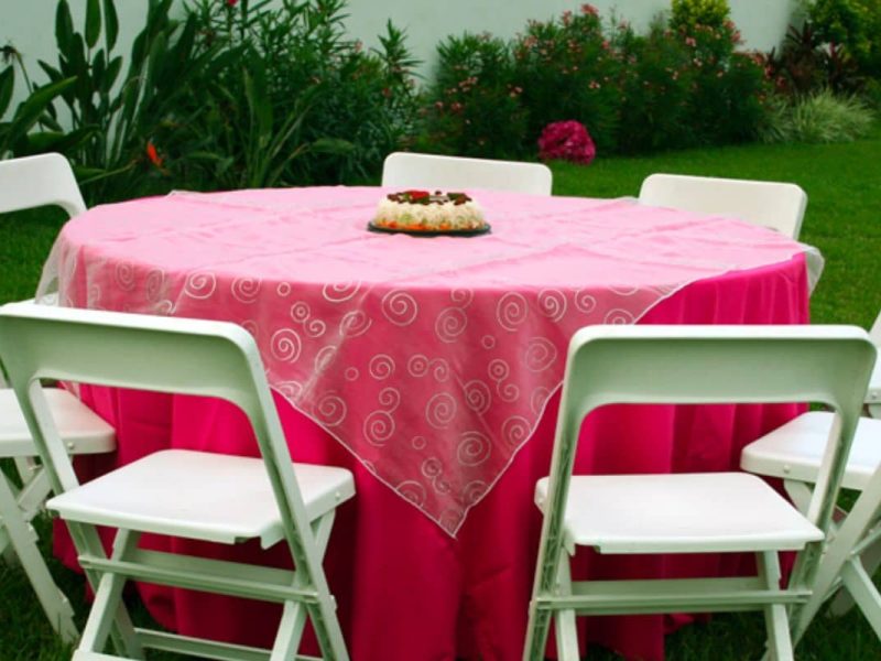 Paquete De Mesa Con 10 Sillas Avant Garden Blancas Y Mantel En Renta