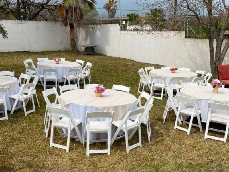 Paquete De Mesa Con 10 Sillas Avant Garden Blancas Y Mantel En Renta