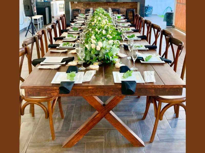 Renta de Mesa Rectangular De Madera Con Base Cruzada