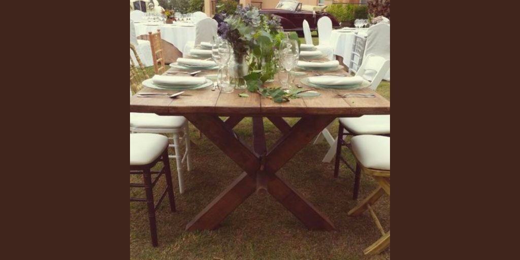 Renta de Mesa Rectangular De Madera Con Base Cruzada