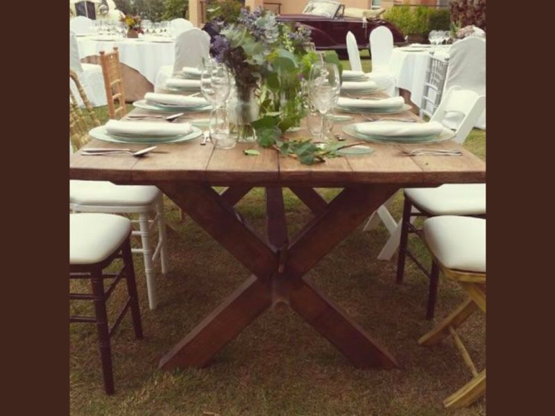Renta de Mesa Rectangular De Madera Con Base Cruzada