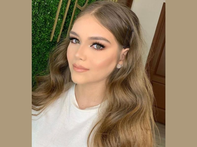 Peinado Suelto Y Maquillaje