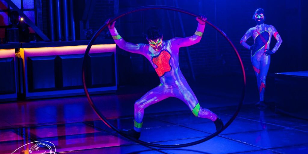 Show de Acrobacias "Fiesta Neón"