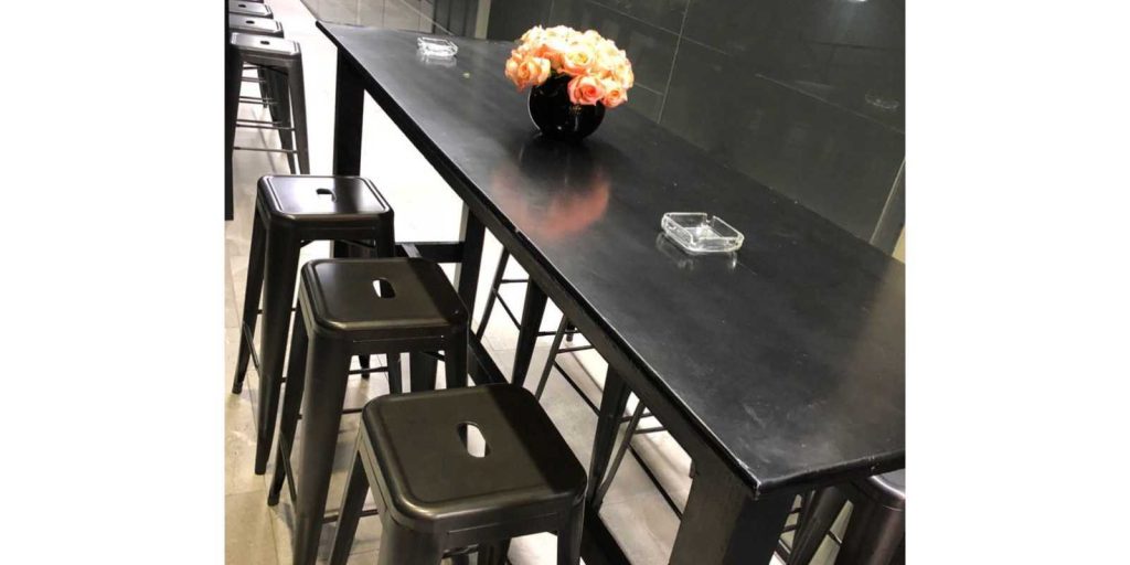 Renta Juego de Mesas y Sillas Altas Color Negro