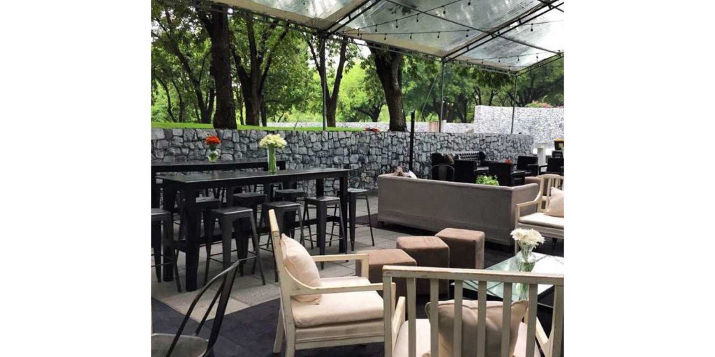 Renta Juego de Mesas y Sillas Altas Color Negro