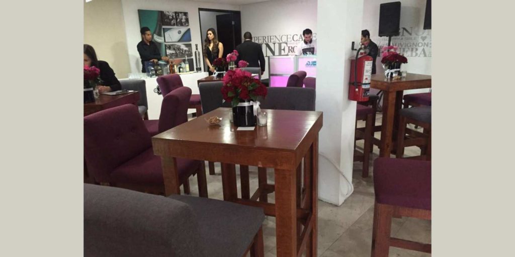 Renta de Mesa Cuadrada de Madera