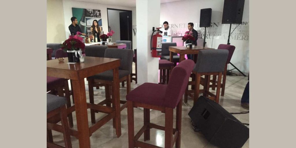 Renta de Mesa Cuadrada de Madera