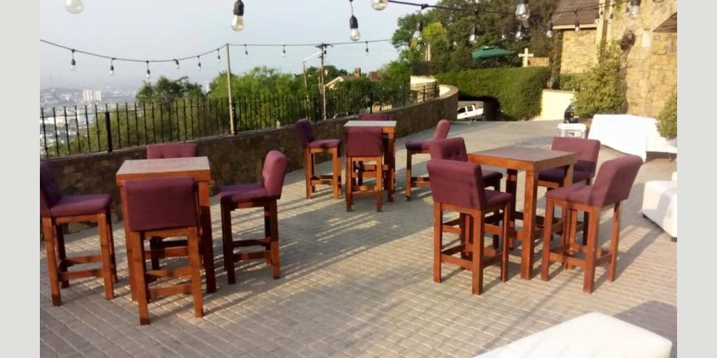 Renta de Mesa Cuadrada de Madera